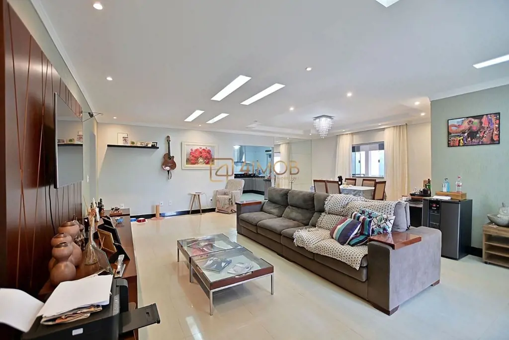 Excelente casa localizada no Condomínio Mansões Entre Lagos. A casa possui aprox...