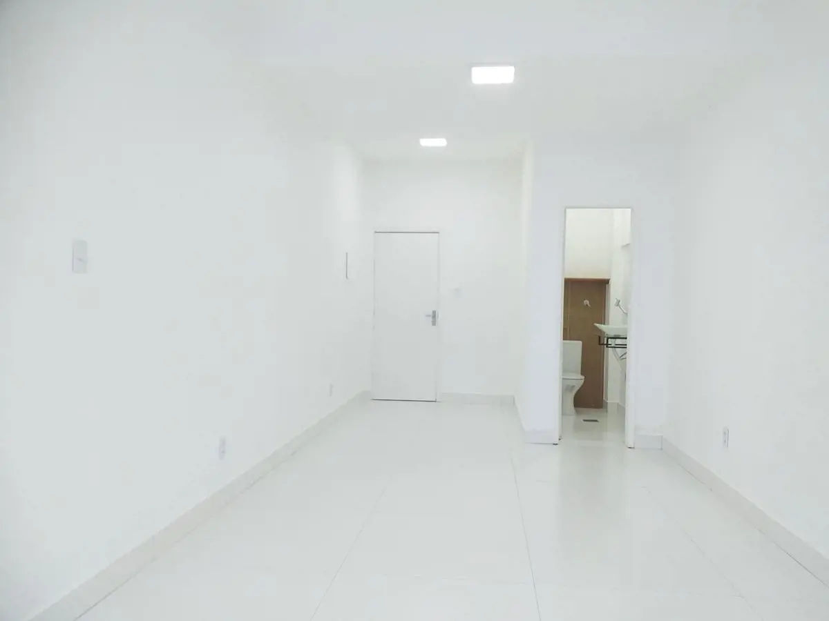 SALA REFORMADA AO ELEVADOR !!!SCS Quadra 02 Bloco C Lote 104Área Útil: 28,50 m²V...