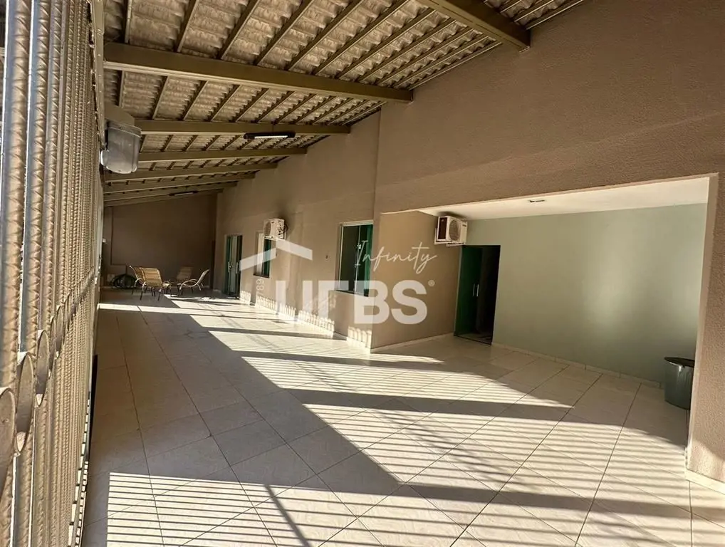 COD U-0013683 - Esta casa térrea, totalmente reformada, oferece conforto e segur...