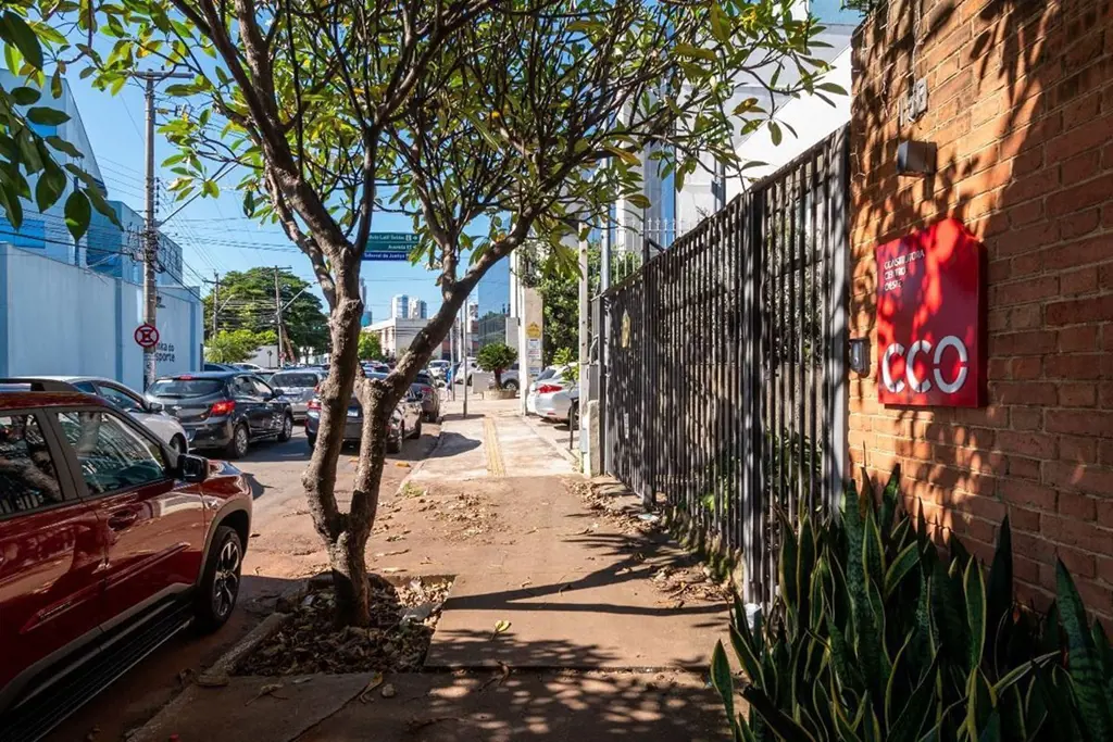 Apresentamos uma excelente oportunidade de investimento em um sobrado localizado...