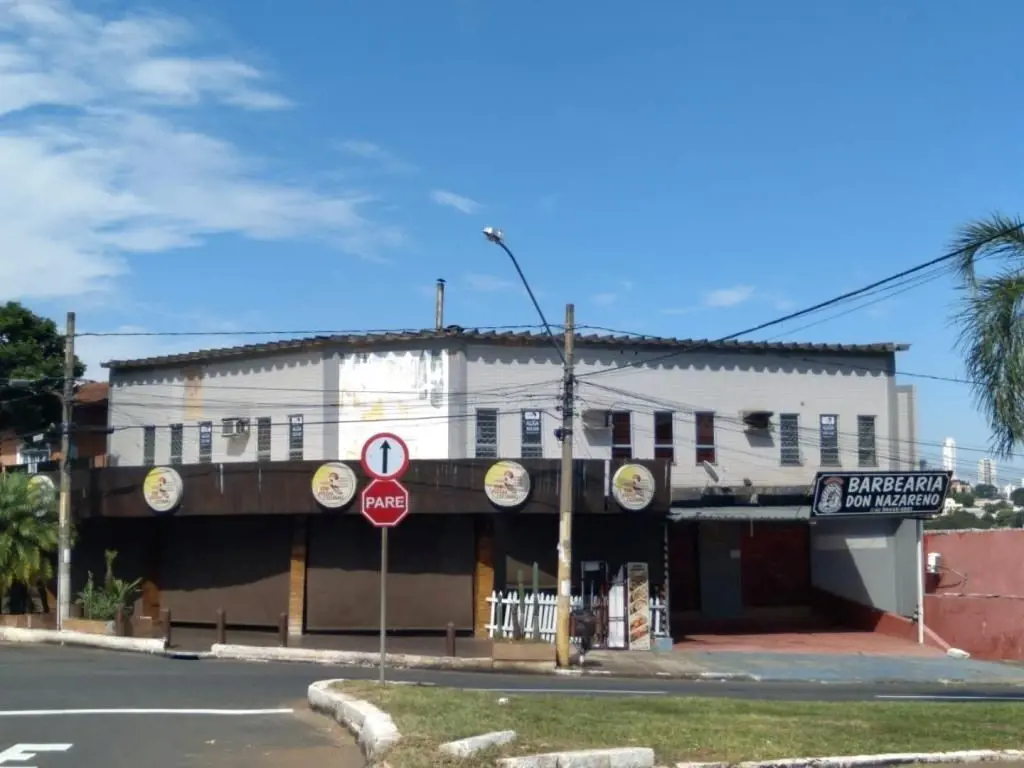 Prédio Comercial de esquina composto de 04 salas térreas, todas alugadas e, 04 s...