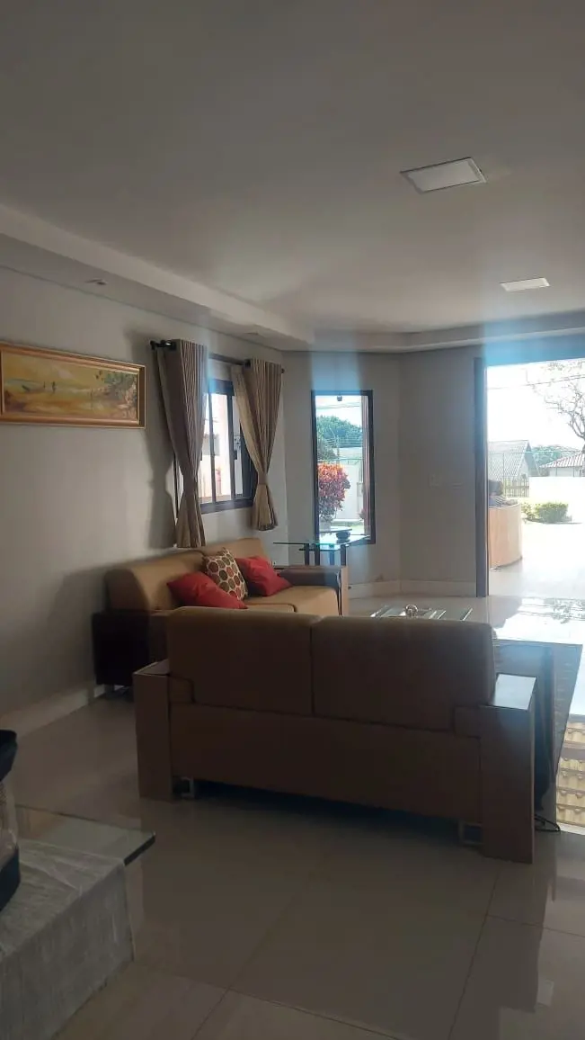 Vendo excelente casa, contendo o seguinte: varanda; sala de jantar; lavabo; cozi...