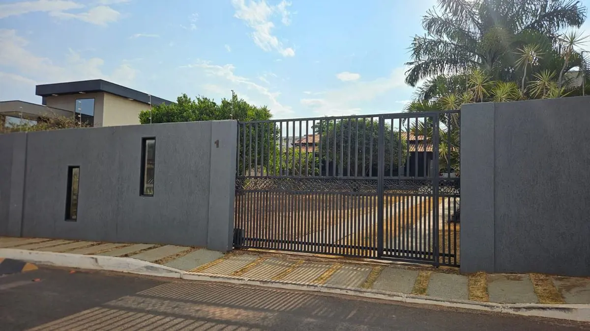 Vendo excelente casa, condomínio fechado, 3 quartos com 1 suíte, sala com 2 ambi...