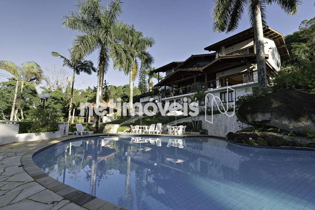 Casa com 1100 m² 10 quartos, piso em laminado, 11 banheiros sendo 08 suíte.Com p...