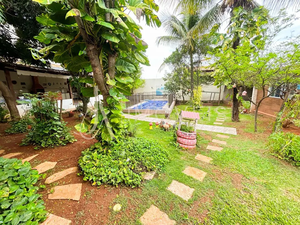 Descubra o seu novo lar em um verdadeiro paraíso urbano! Esta encantadora casa e...