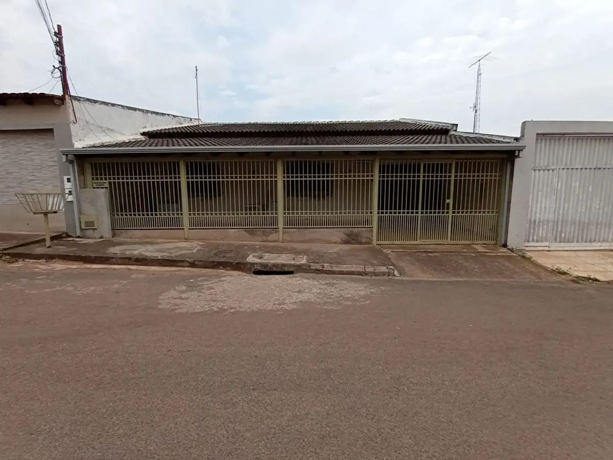 Uma casa aconchegante, ampla e bem ventilada. 03 quartos - Sendo 02 suítes.Garag...