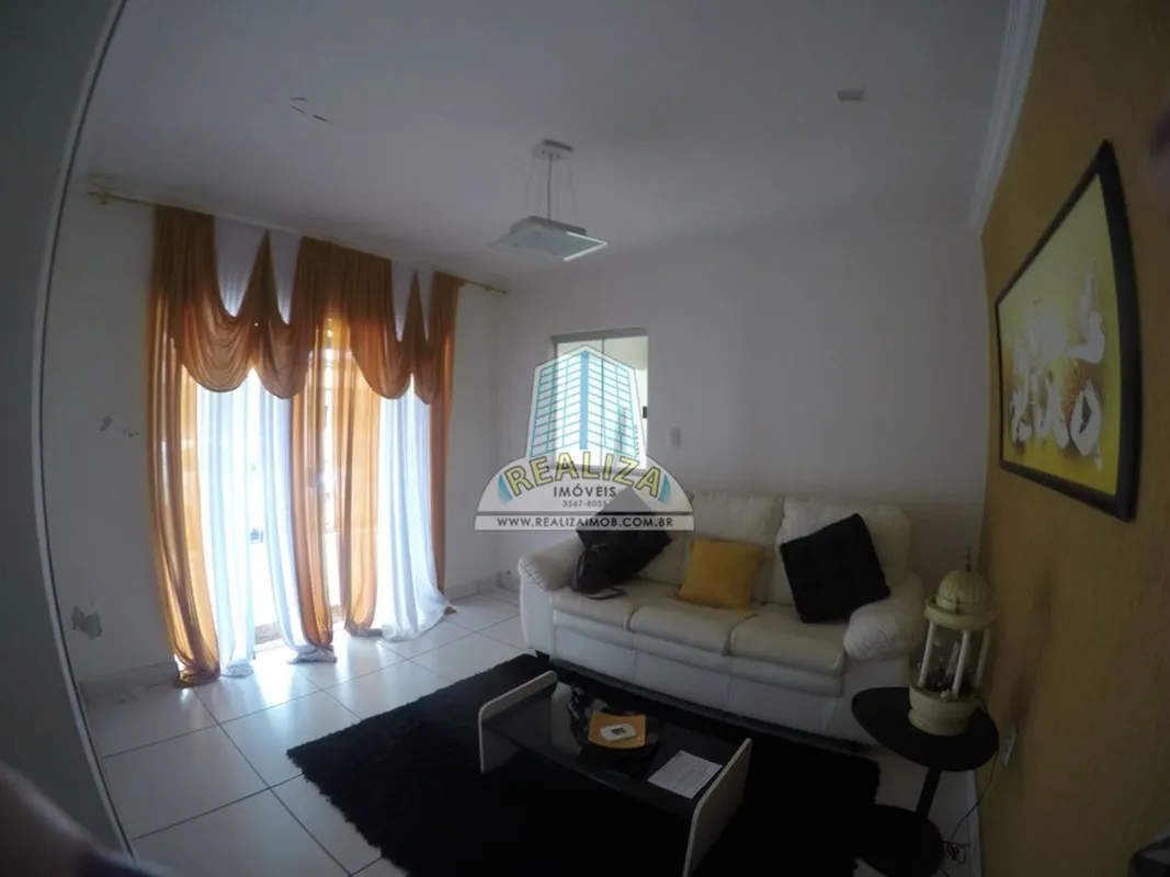 Realiza Imóveis Vende ? Casa com Piscina e Suíte Master na QE 04 ? Guará IAmpla,...