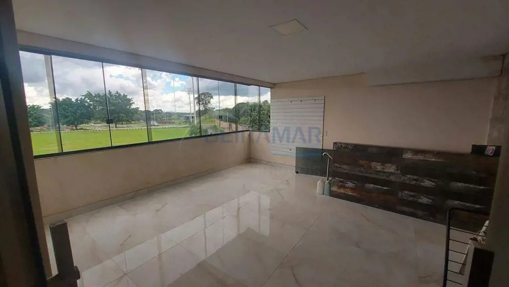 Características do Imóvel:- Sala ampla com revestimento em mármore, garantindo s...