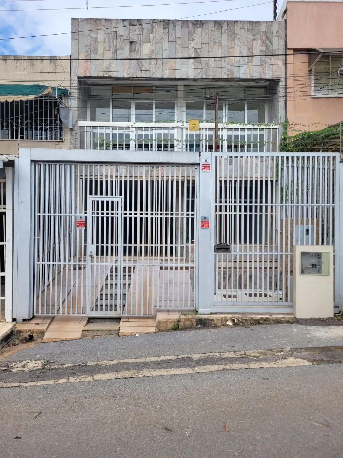 Sobrado ,vazado, nascente, subsolo com dois salões, jardim de inverno.térreo, sa...