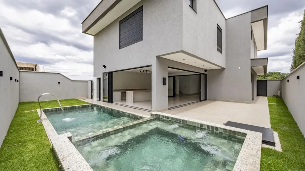 Apresentamos este sobrado, localizado no condomínio Jardins França. Com 418 m² d...