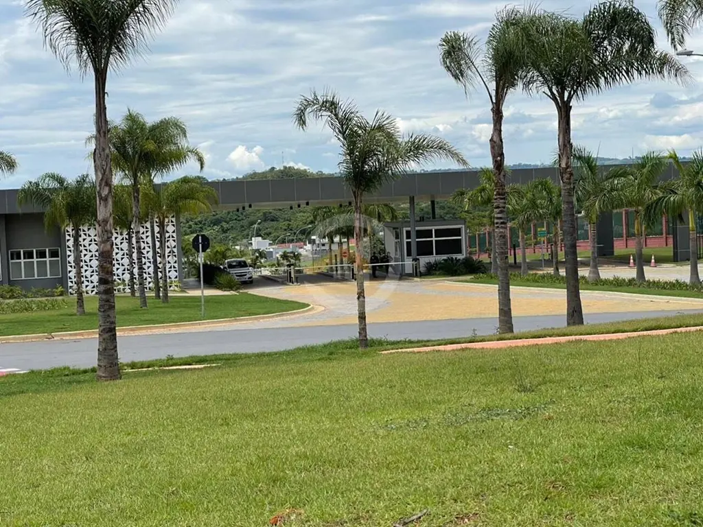 Terreno em condomínio à venda no charmoso bairro Jardins Porto, em Senador Caned...