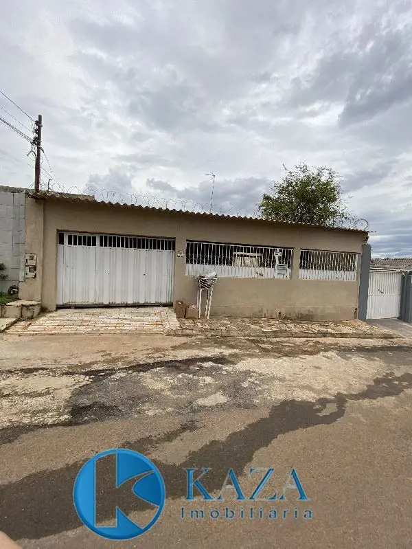 Casa ampla e com cômodos bem divididos. O imóvel está localizado no bairro Etapa...