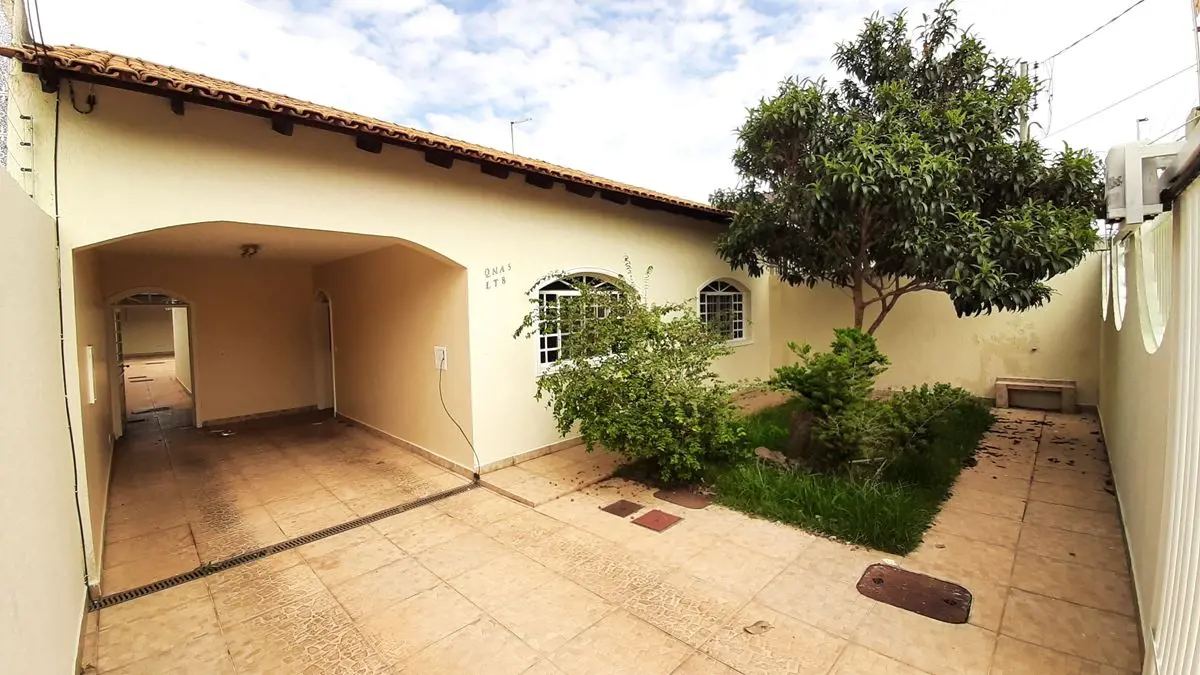 Casa com 04 quartos, sendo 01 suíte, sala ampla, cozinha, banheiro social, área ...