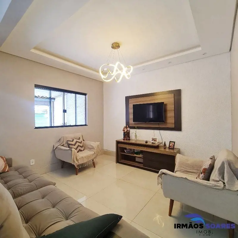 Casa distribuída em sala ampla, anti sala que da acesso a um quarto na parte inf...