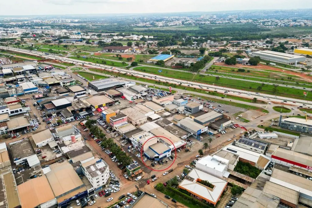 :: Loja de Esquina na Cidade do Automóvel (SCIA). 302 m2. Edificação com 2 pavim...