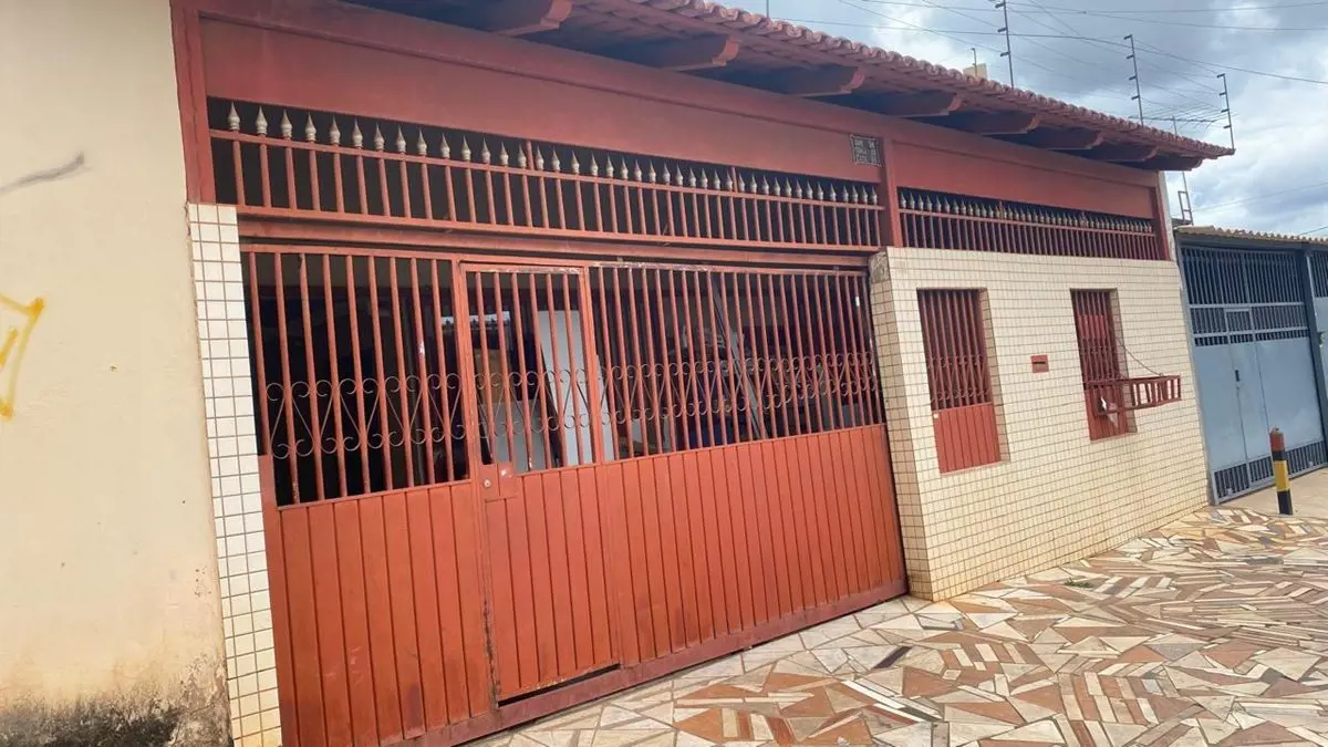 * - VENDO CASA NO SETOR M NORTE, (TAGUATINGA NORTE);* - CASA A VENDA NA M NORTE;...