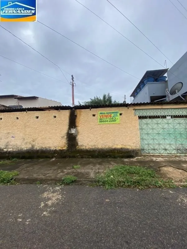 IMOBILIÁRIA FERNANDES vende casa na quadra 09 do Setor Sul, na qual a mesma poss...