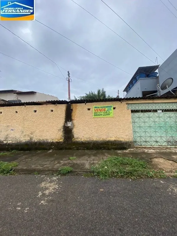 IMOBILIÁRIA FERNANDES vende casa na quadra 09 do Setor Sul, na qual a mesma poss...
