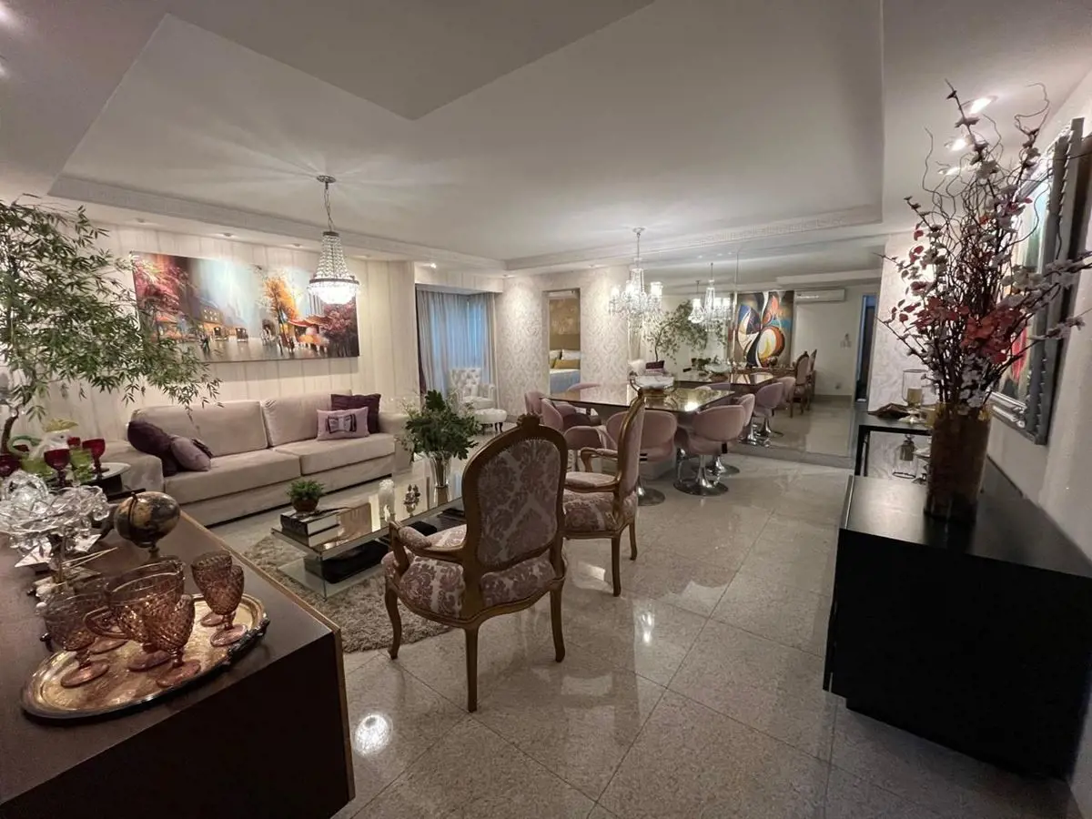 Este lindo apartamento está localizado ao lado do Parque Vaca Brava, contém 3 su...