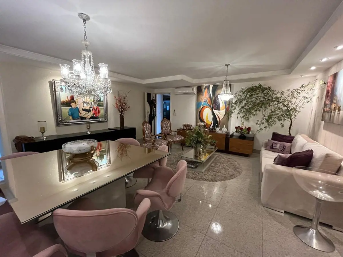 Este lindo apartamento está localizado ao lado do Parque Vaca Brava, contém 3 su...