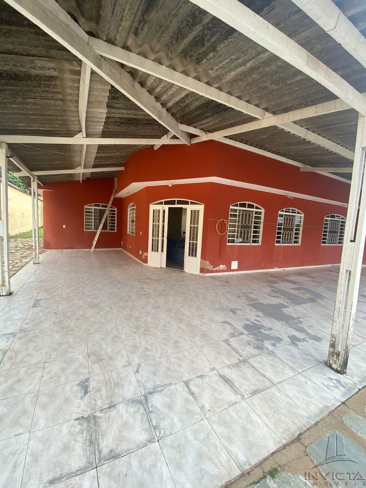 Casa com 5 suítes, sala, sala de TV, cozinha, DCE, área de serviço, garagem cobe...