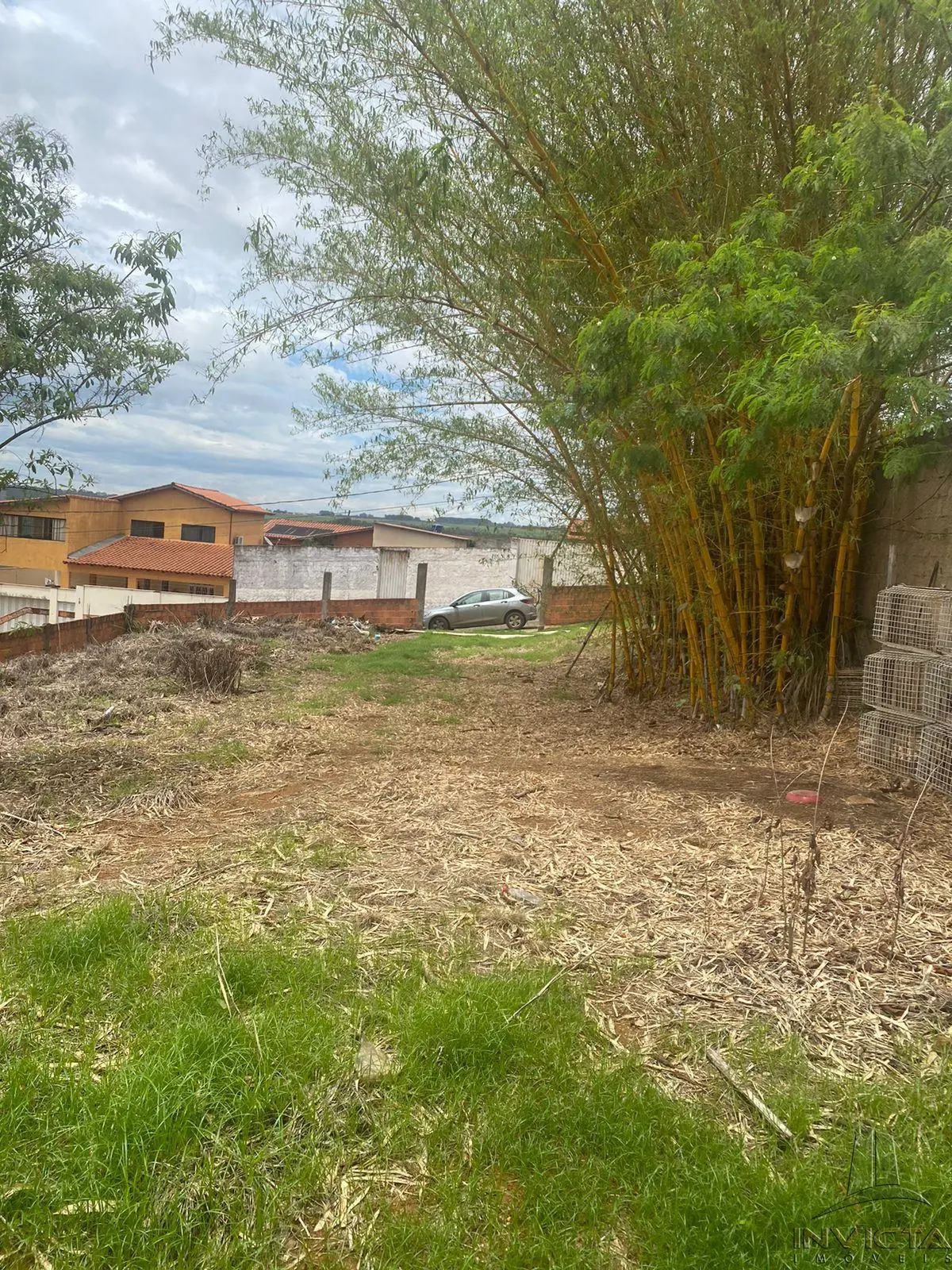 LOTE DE 800m², com uma casa de 2 qts.Os valores e informações poderão sofrer alt...