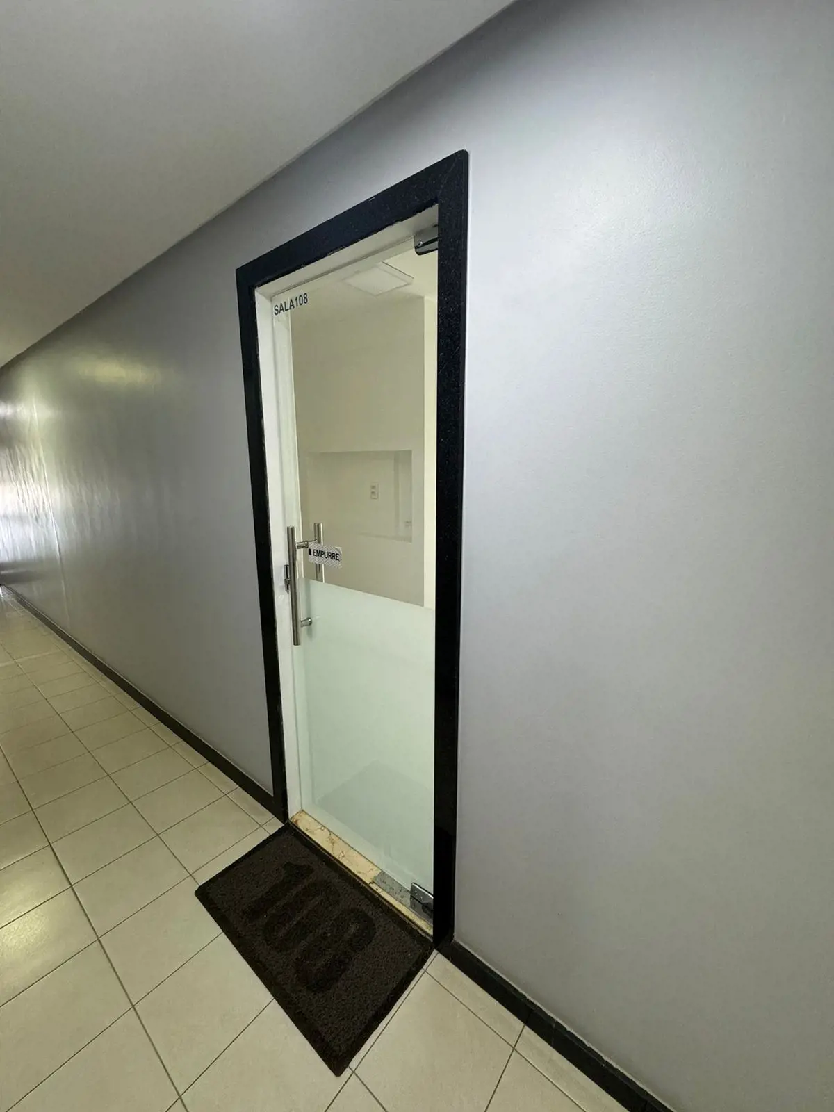 MED CENTERSala com vista livre, nascente, piso em porcelanato, reformada.A porta...