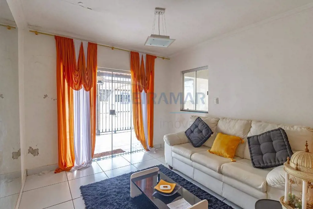 Casa Térrea com Área de Lazer Completa - 4 Quartos, 2 Suítes, Piscina com Hidrom...