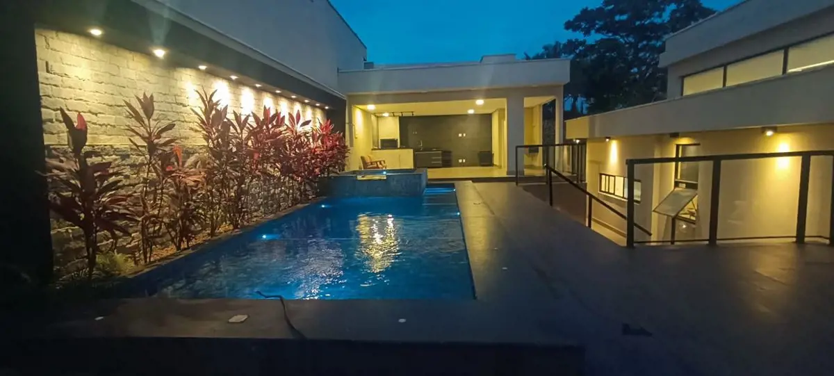 Oportunidade Imperdível! Sua nova casa dos sonhos está aqui! Casa espaçosa e mod...