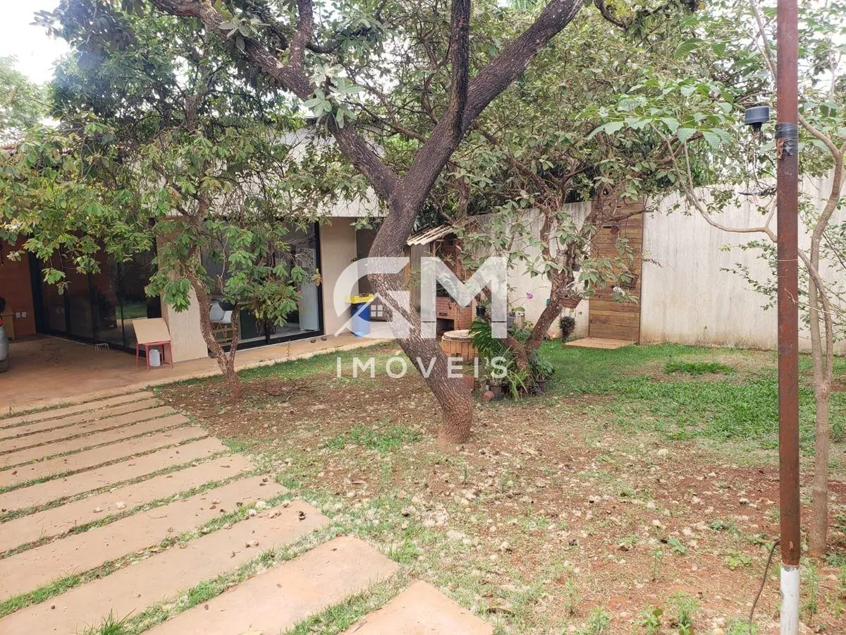 - Lote com 700m² e área construída de 60m²;- Casa térrea com uma suíte;- Sala e ...