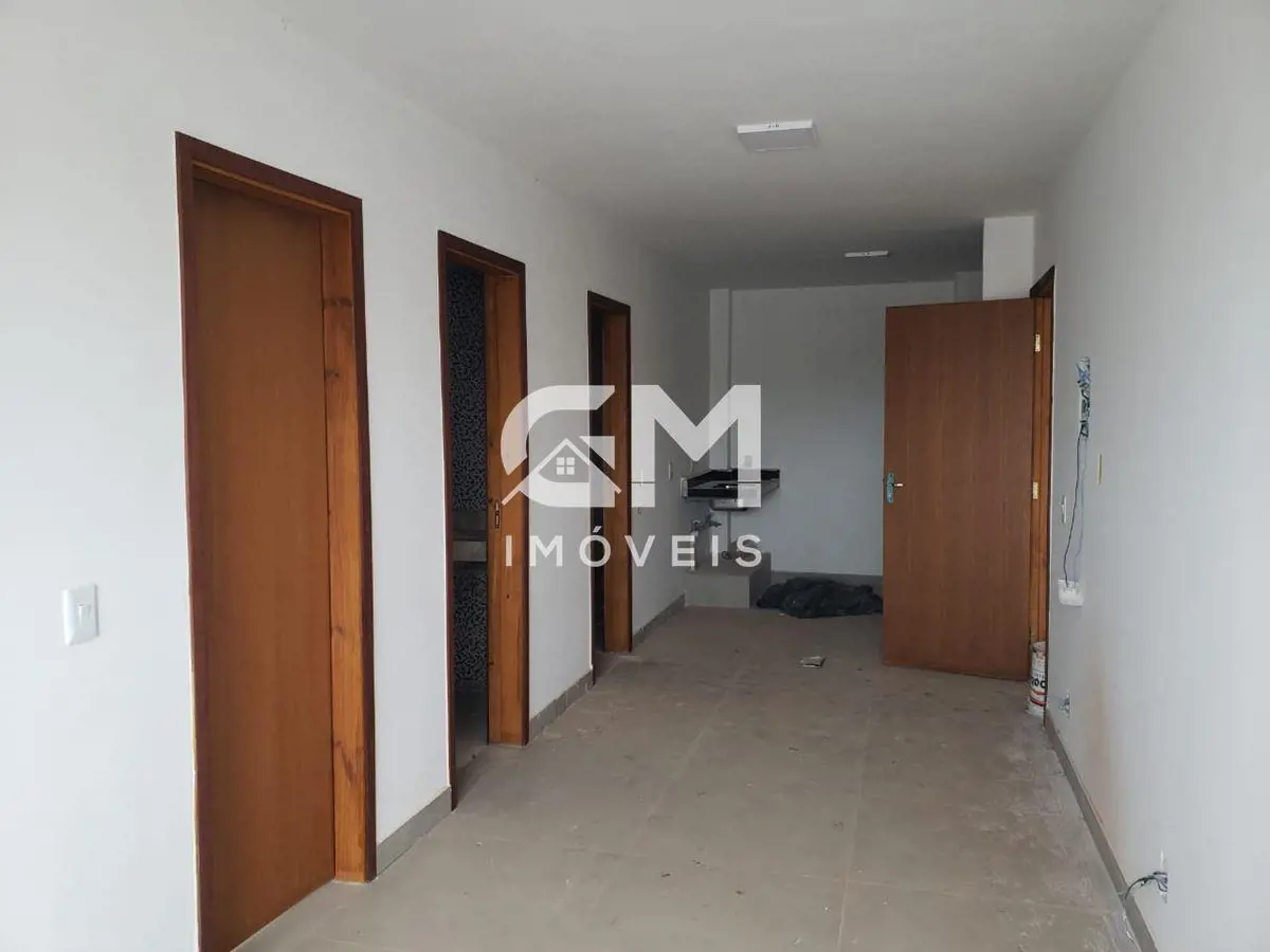 ÁREA TOTAL: 52m²- Apartamento todo com piso em porcelanato;- 02 quartos com boa ...