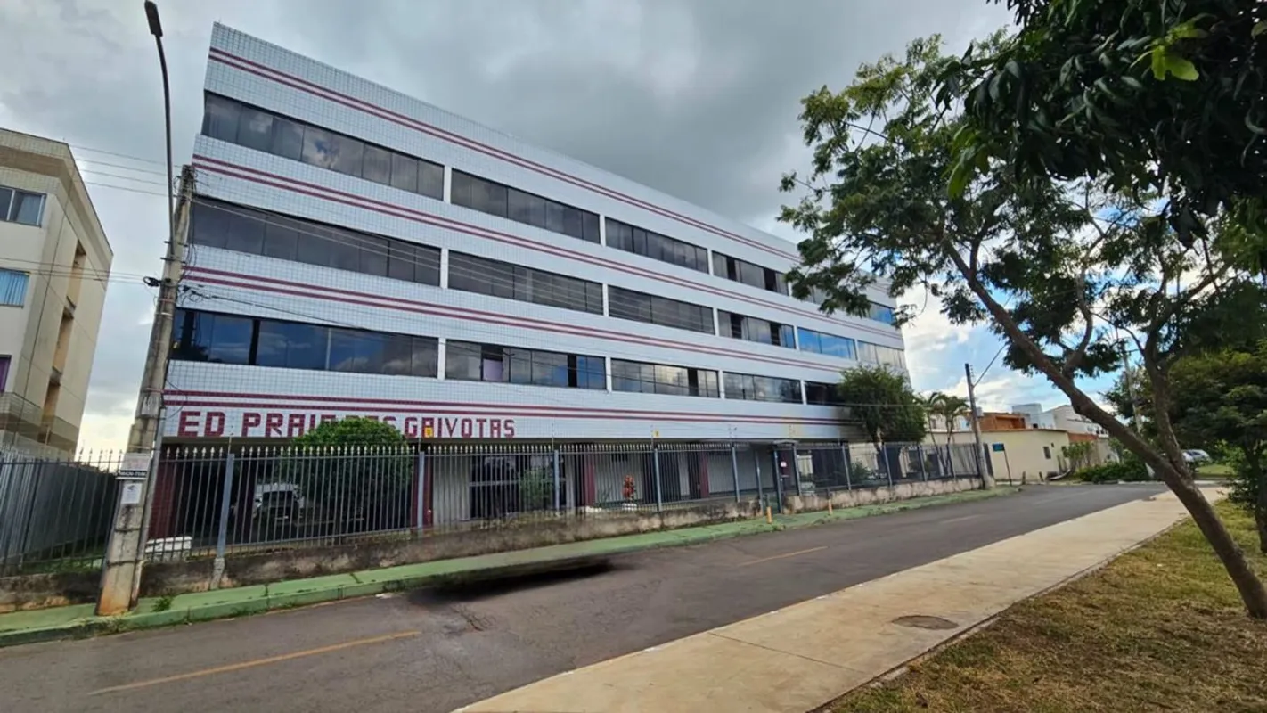 Ótimo apartamento na QE 04 - Lúcio CostaApartamento vazado, no segundo andar, co...