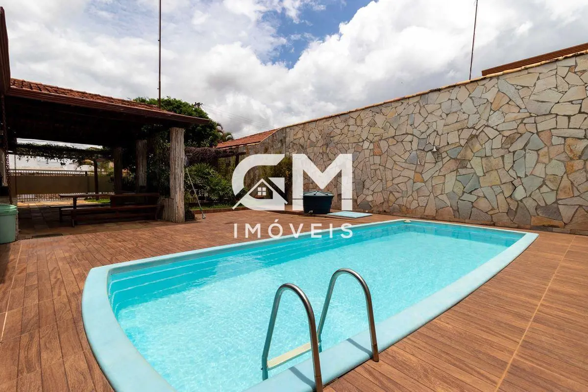 ACEITA FINANCIAMENTO E FGTSCASA NA LAJE Área Total: 582,80m². Área Construída: 3...