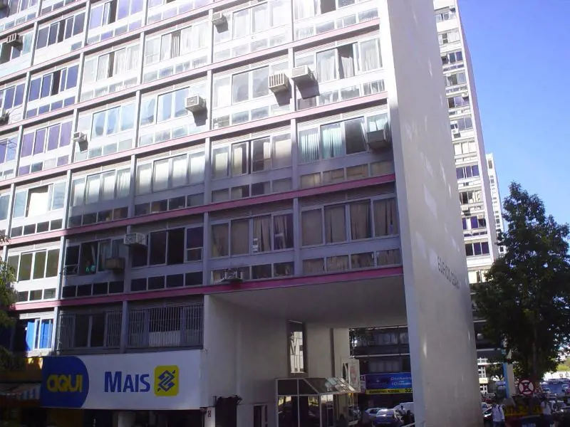 Sala comercial ampla com banheiro privativo, piso em madeira tipo tabuá corrida,...