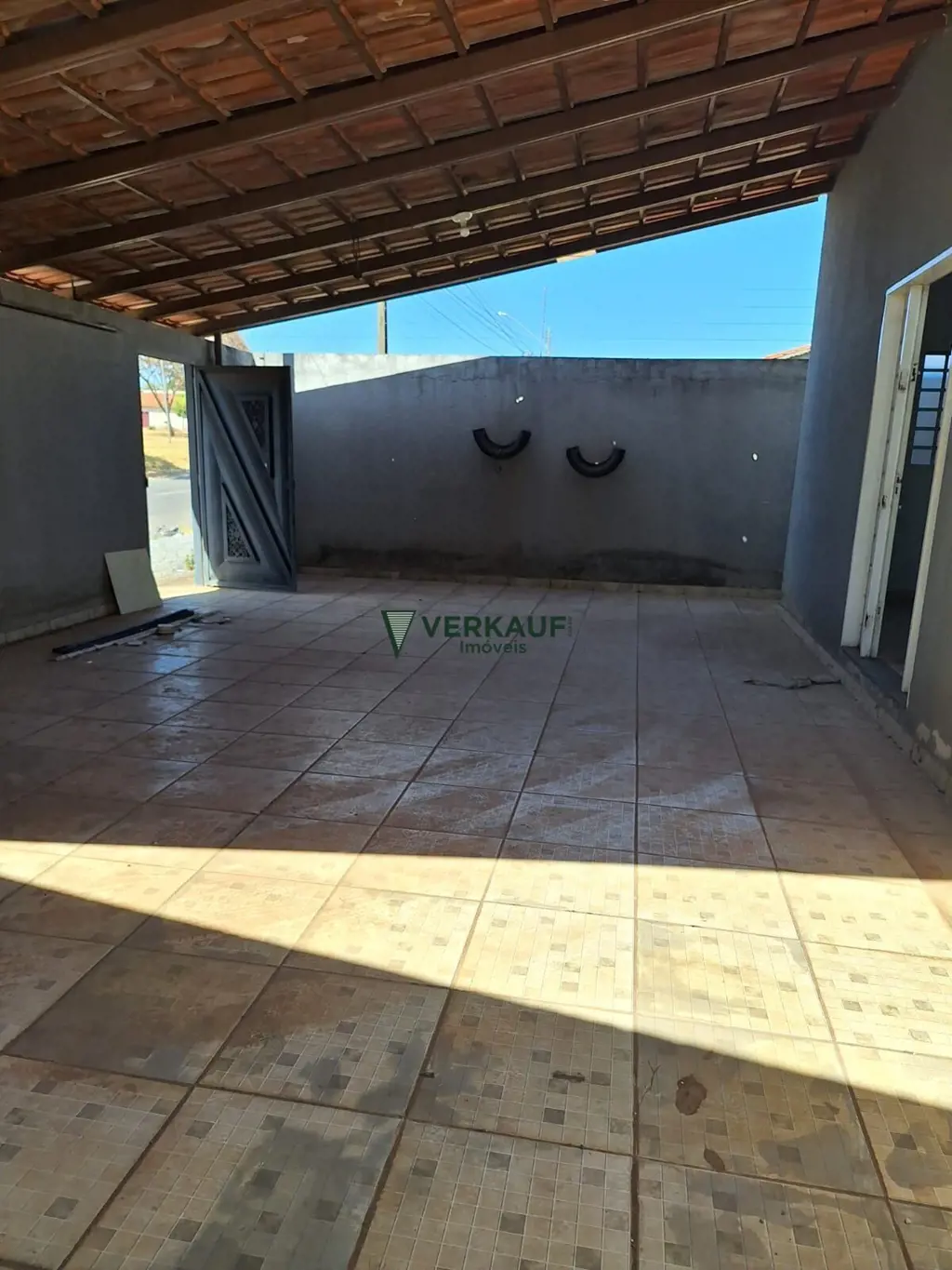 Casa 03 quartos, sendo uma suíte, sala de estar, jantar, cozinha convencional co...