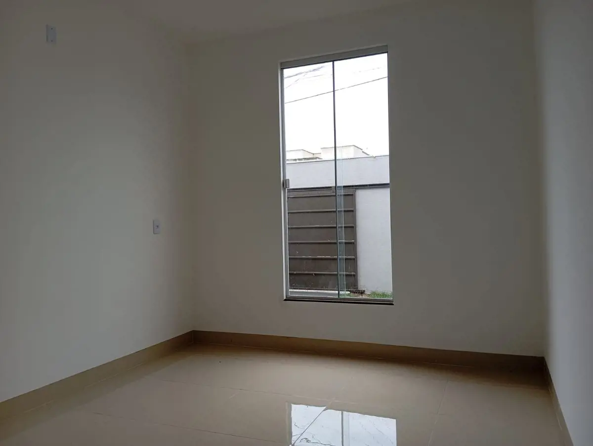 Uma excelente casa nova , são 3 quartos, sendo 1 suite, banheiro social, sala, c...