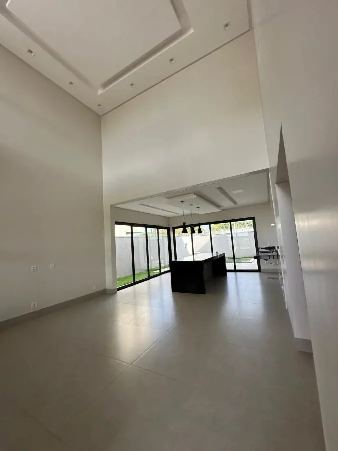 Viva o Luxo e o Conforto em uma Casa Térrea Impecável, com 3 suítes, no Parqvill...