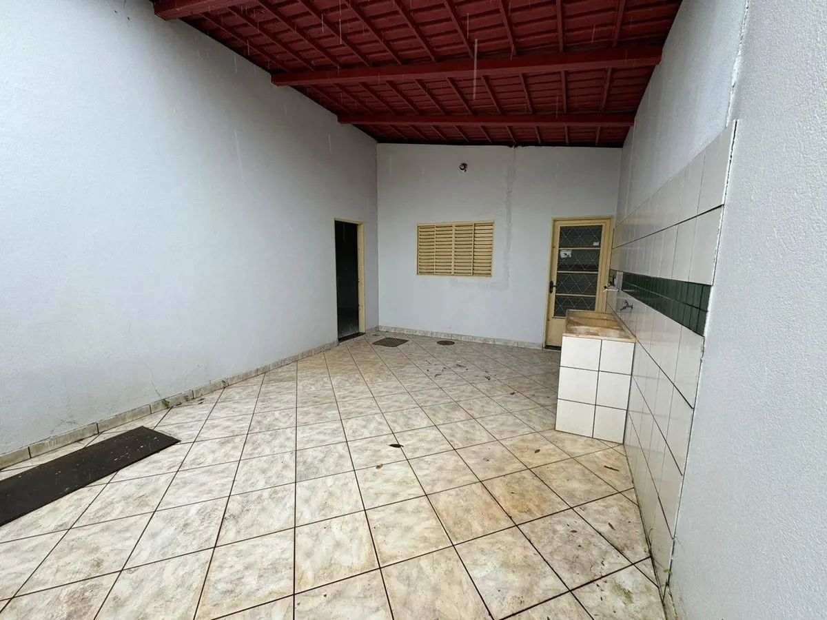 Vende-se uma área com 5 casas, sendo 4 com 2 quartos, sala, cozinha, banheiro so...