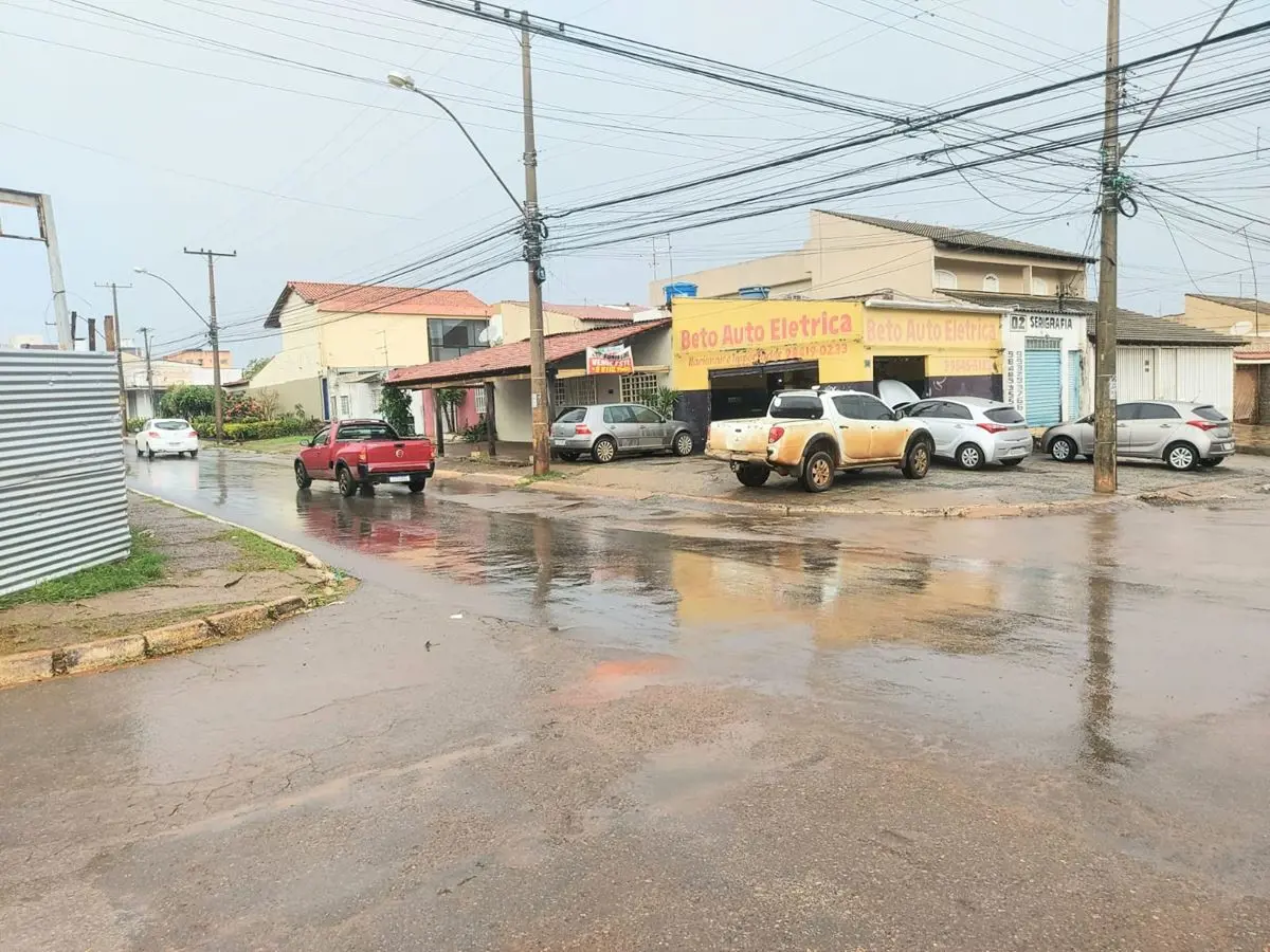 Casa QNE 22 esquina Área: 340 m²Localização: Lote de esquina, estrategicamente s...