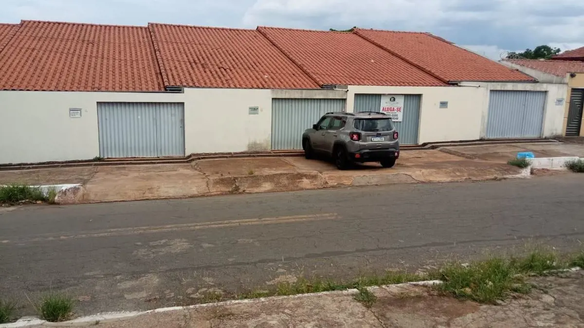 Vendo área com 5 casas germinadas de esquina, 4 com 2 quartos, sala, cozinha, ár...