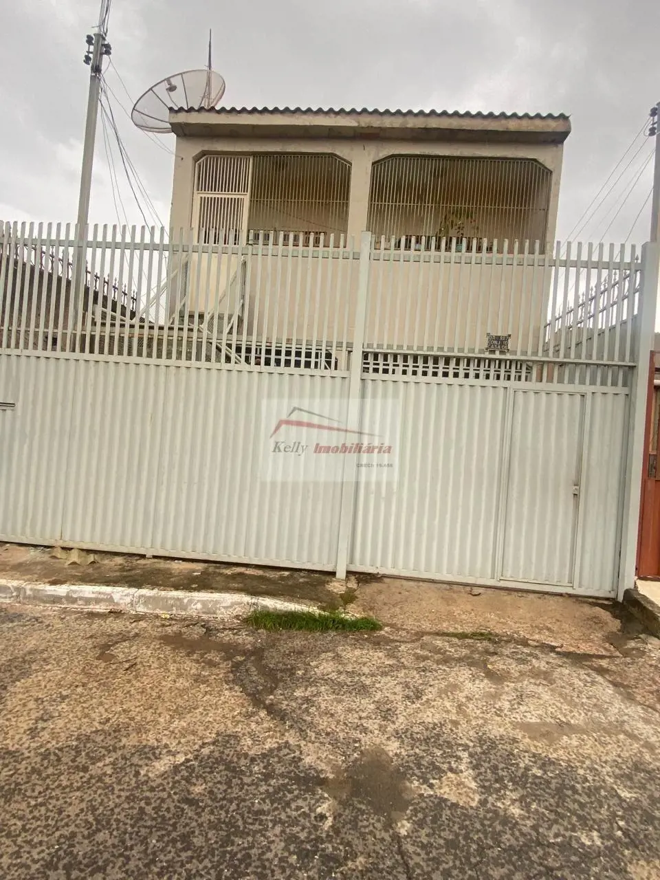 VENDE-SE UM LINDO SOBRADOPossui 3 MoradiasSendo:Terreo 1 quarto sendo uma suíte ...