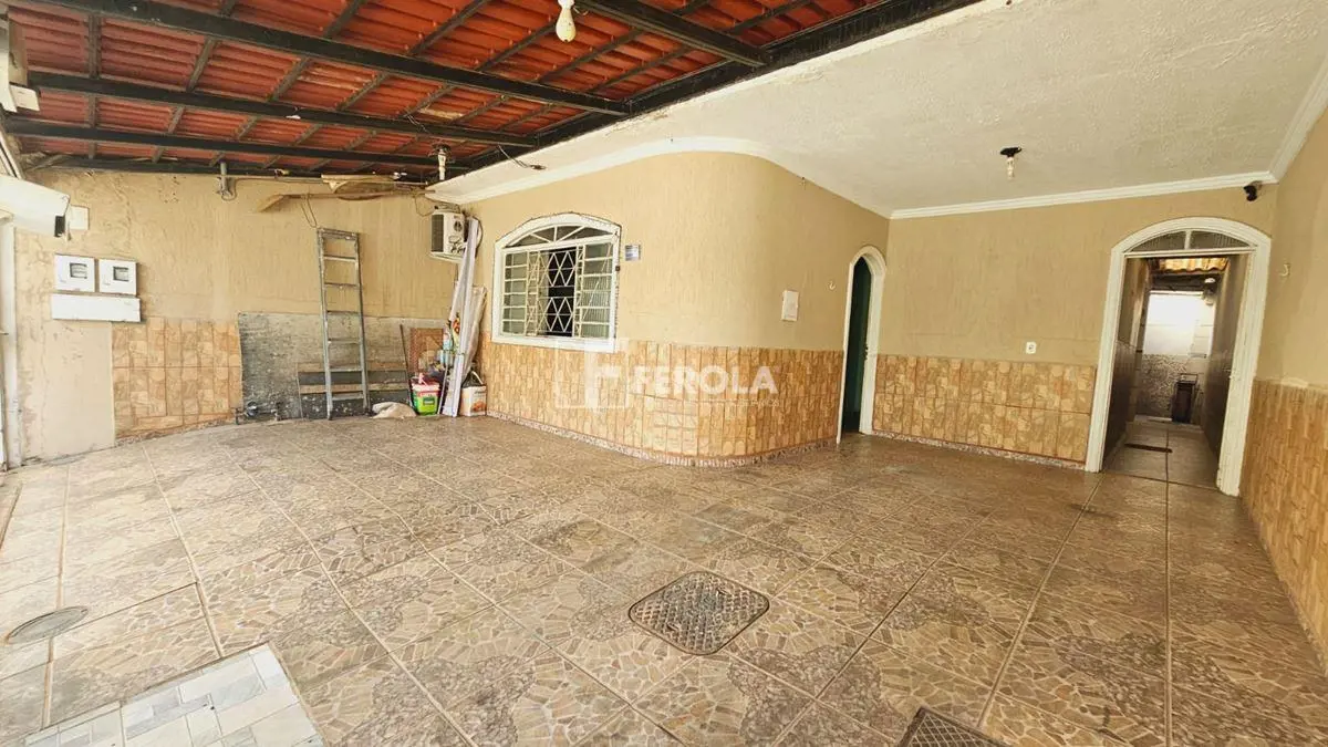 QR 410 - SamambaiaSobrado espaçoso e bem localizado!? 4 quartos sendo1 suíte? 2 ...