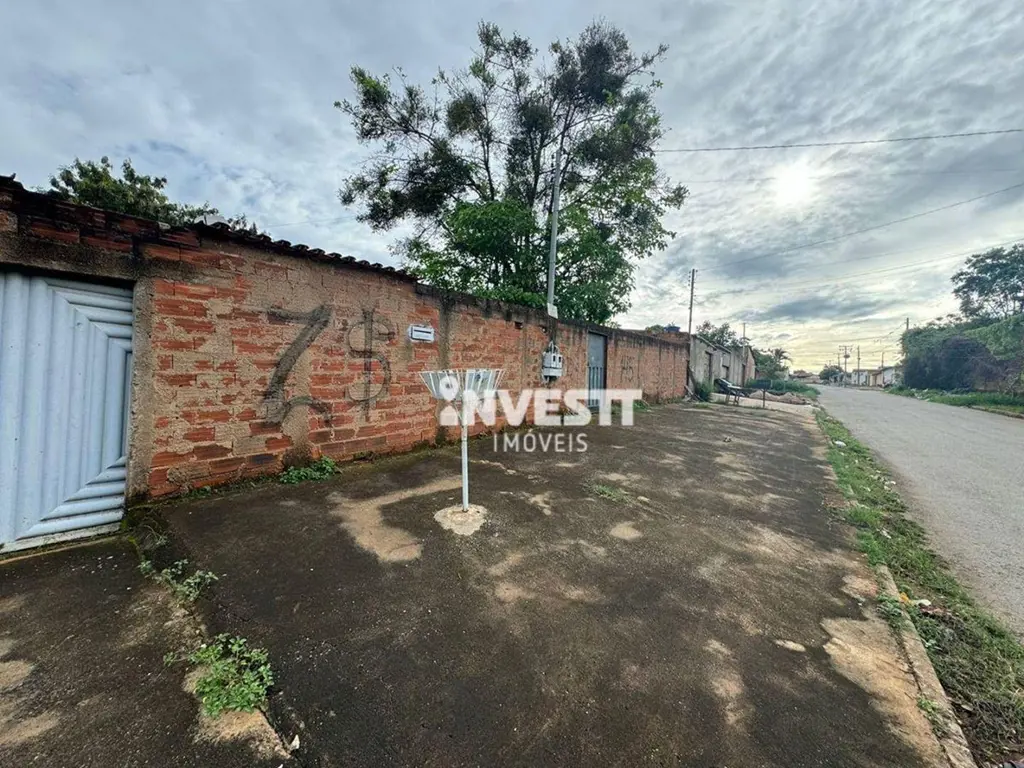 O lote tem área de 366,00m medindo 12,00m de frente e 12M de fundos, 30,50m do l...