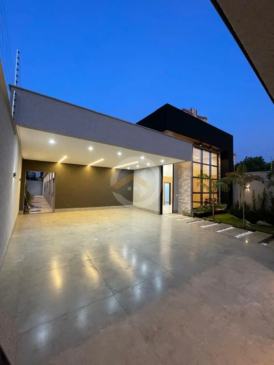 Casa de 4 Suítes plenas no Setor Parque Amazonia - Goiânia  Área construída: 237...