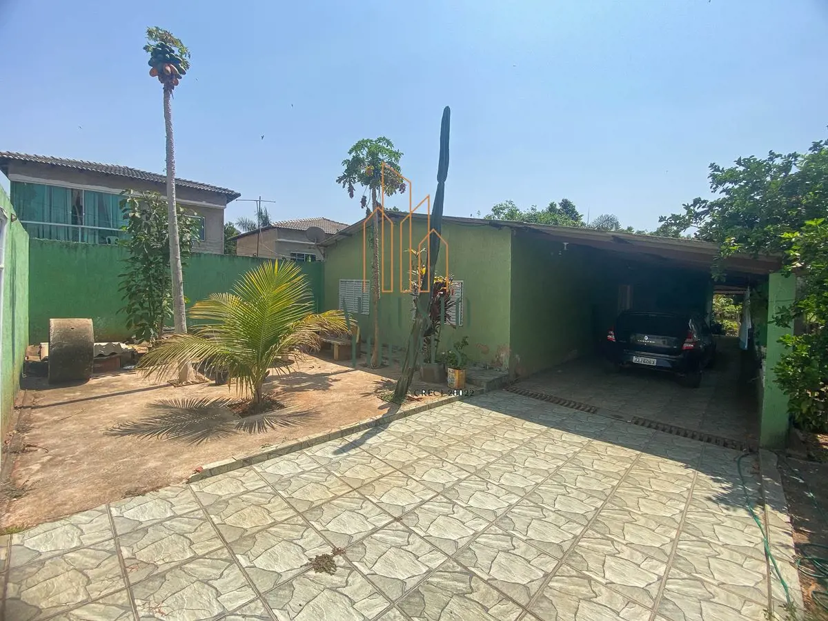 Casa em uma excelente localização. Bem arejada e iluminada.Localizada na Quadra ...