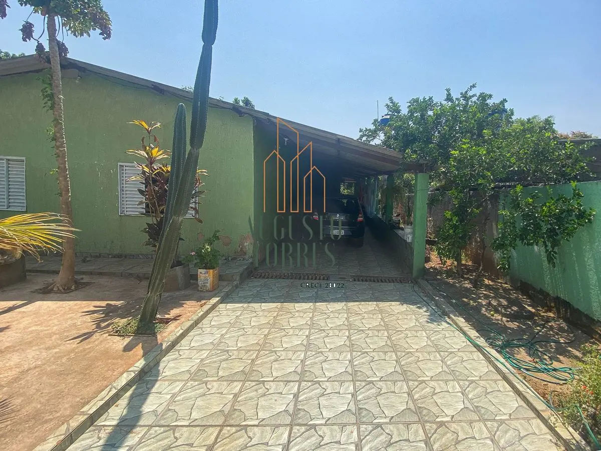 Casa em uma excelente localização. Bem arejada e iluminada.Localizada na Quadra ...
