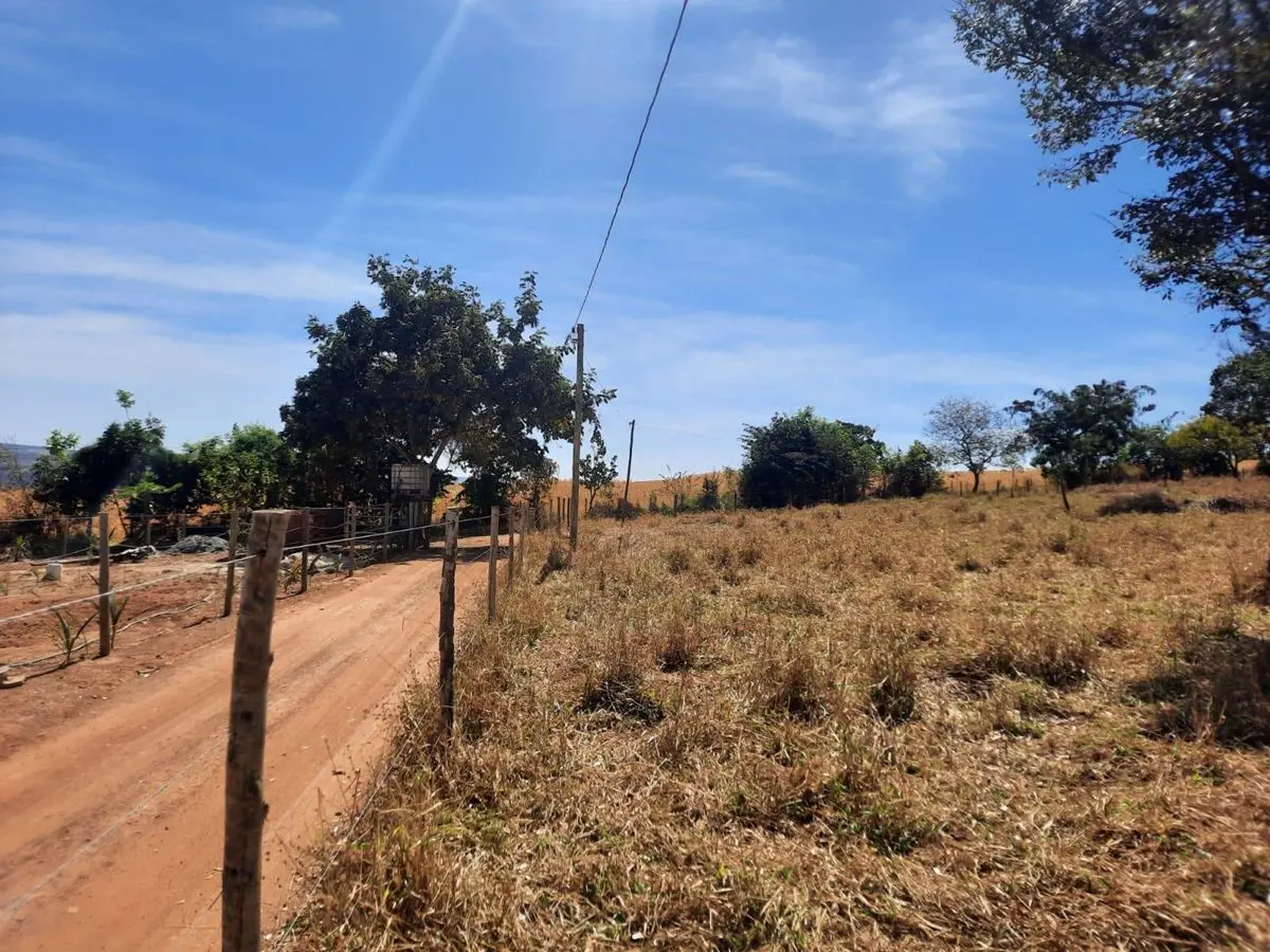Um local muito bonito e agradável. São 3.000,00 m² de esquina, com energia e águ...