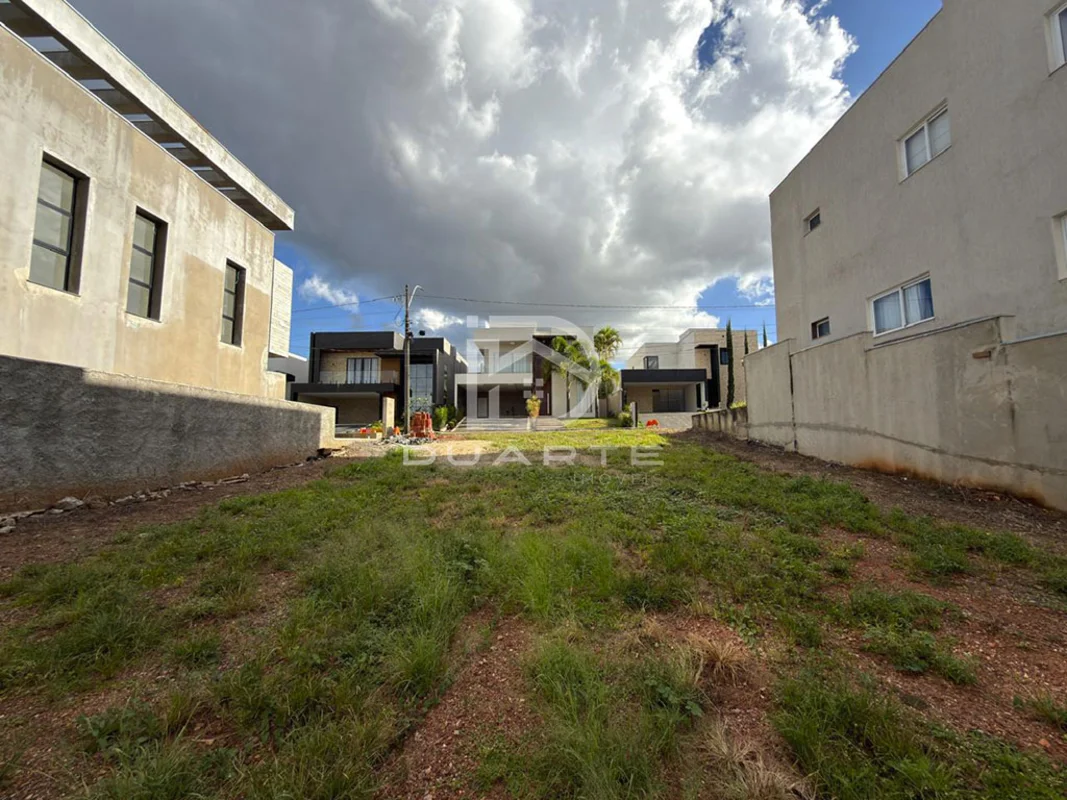 Lote em Condomínio Vale dos Pássaros, com:- 637m²OBS:- Valor do condomínio em mé...