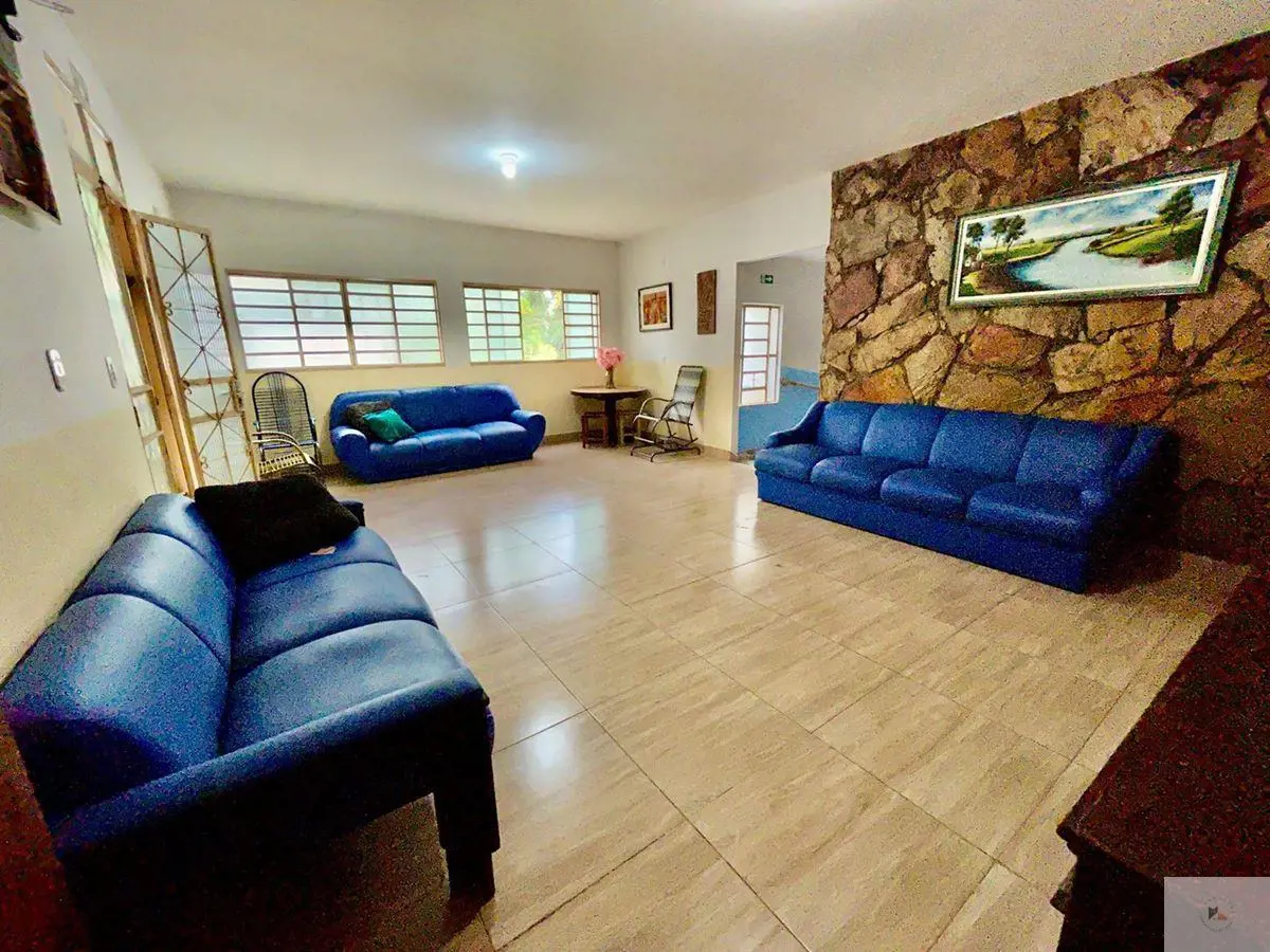 6 quartos sendo 4 suítes uma deles comporta 6 camas de solteiro;10 banheiros, in...