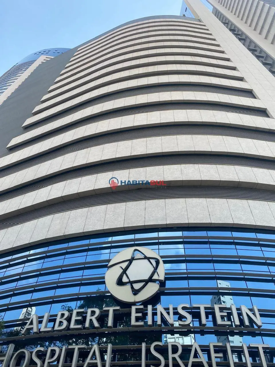 Sala comercial mobiliada, banheiro privativo, ar condicionado, estações de traba...